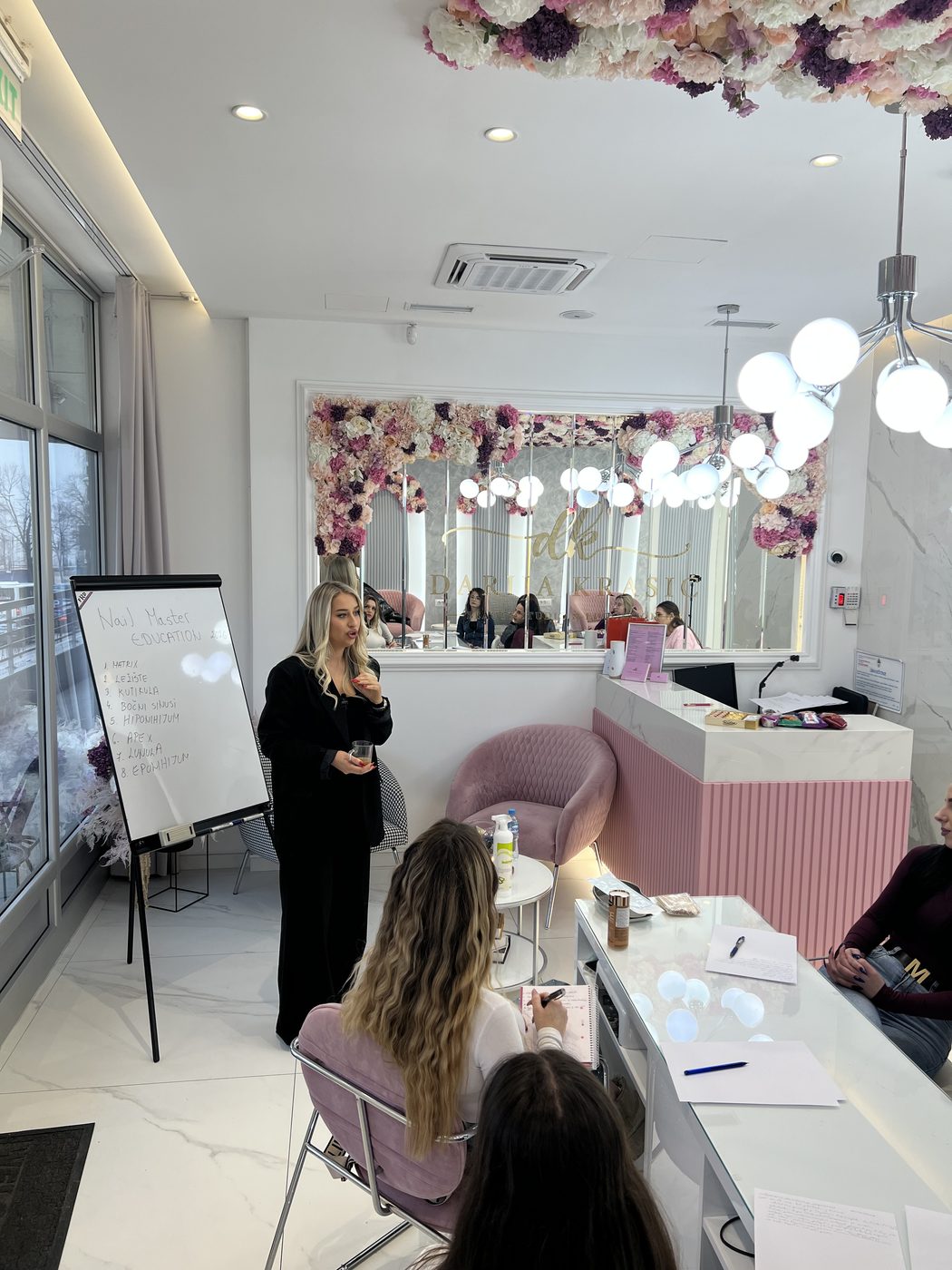 Nail Master edukacija — Darija Krasić drži predavanje polaznicama