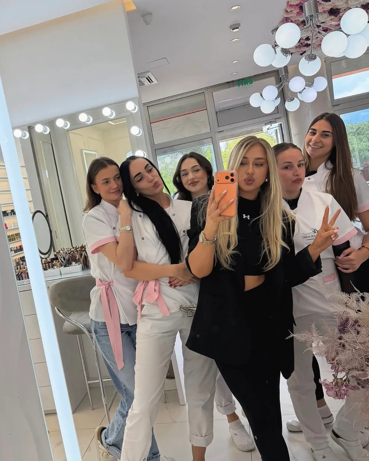 Tim studija — zajednička fotografija u ogledalu salona